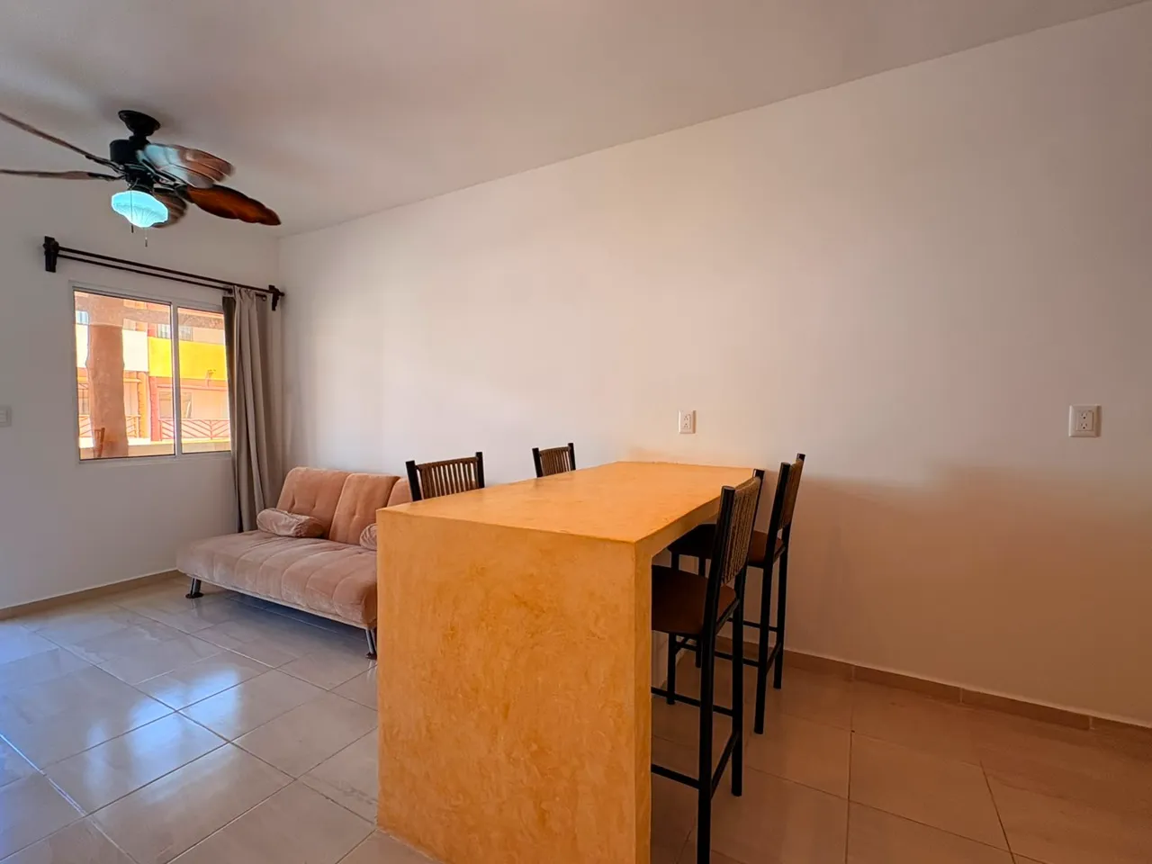 barra-desayunadora-sofa-departamento-terre-1-jardines-ciudad-mayakoba Departamento de 2 Recámaras en Renta en Terre 1, Jardines de Ciudad Mayakoba