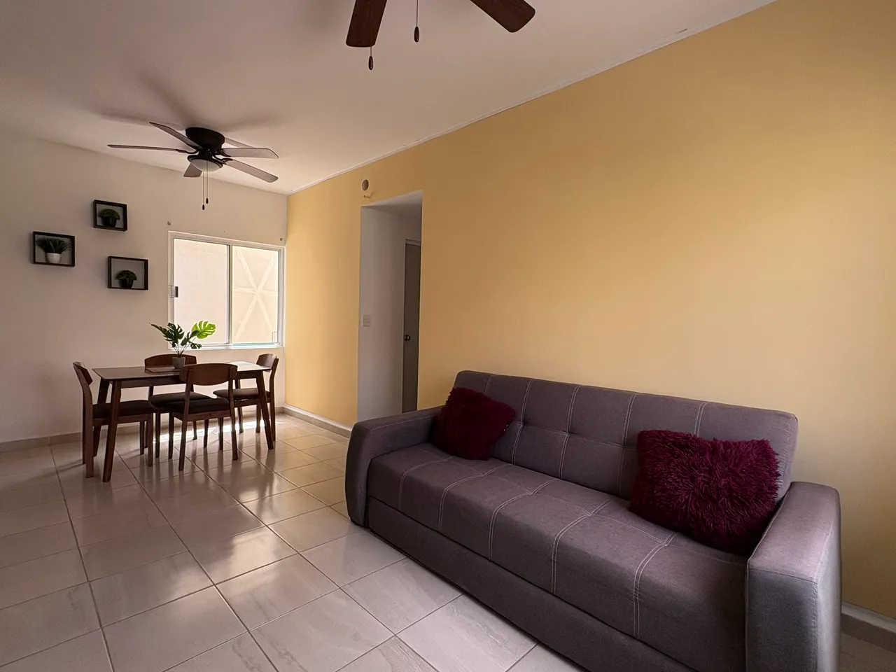 estancia-sofa-departamento-roraima-1-jardines-ciudad-mayakoba Departamento de 3 Recámaras en Renta en Roraima 1, Jardines de Ciudad Mayakoba
